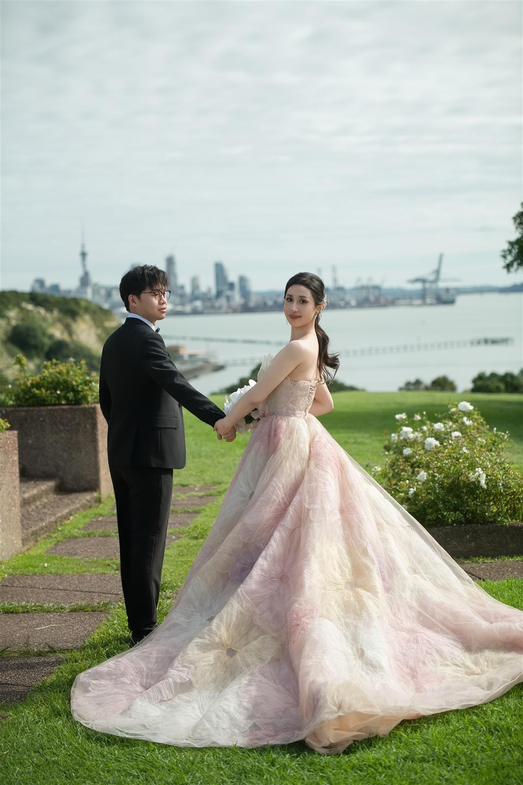 奥克兰海边草坪上的新人婚纱照